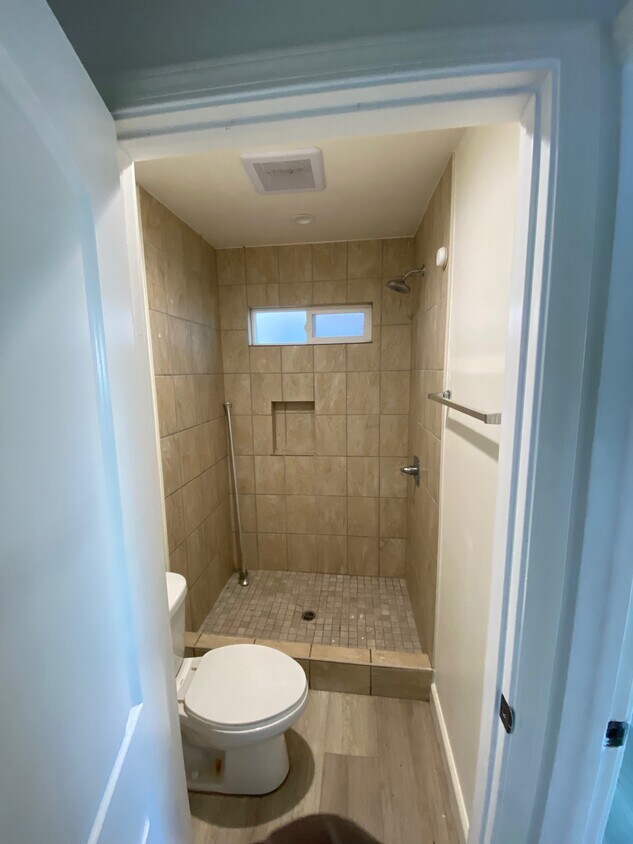 Building Photo - 935 W 77th St