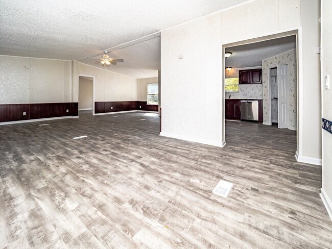 Foto del edificio - Welcome to this Newly Remodeled  Home in a Stellar Location