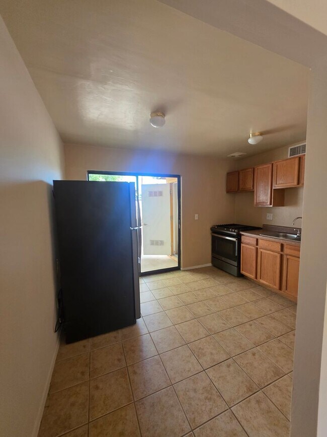 Foto del edificio - Spacious Large 2BR 1BA Condominium w/ Pool & Spa Access • Freshly painted in Tucson