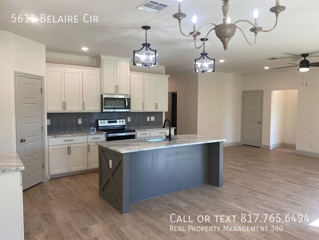 Foto del edificio - 5611 Belaire Cir