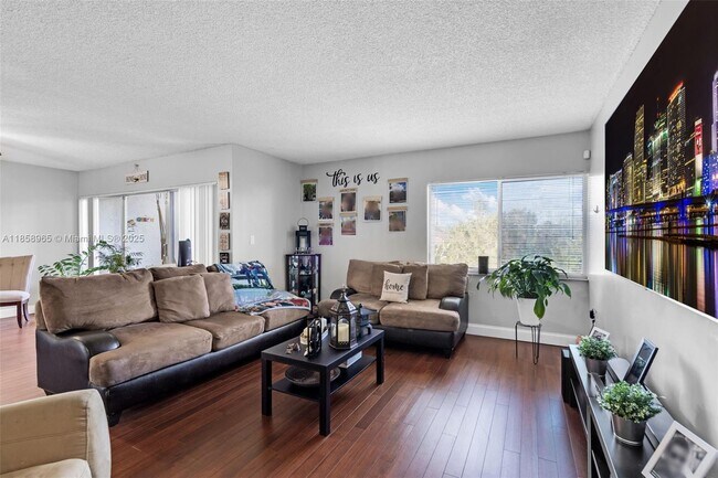 Foto del edificio - 711 N Pine Island Rd