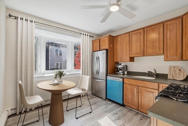 Foto del edificio - 496 E 7th St