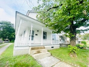 Building Photo - 409 W Colonial Ave