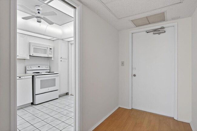 Building Photo - 2651 S Palm Aire Dr