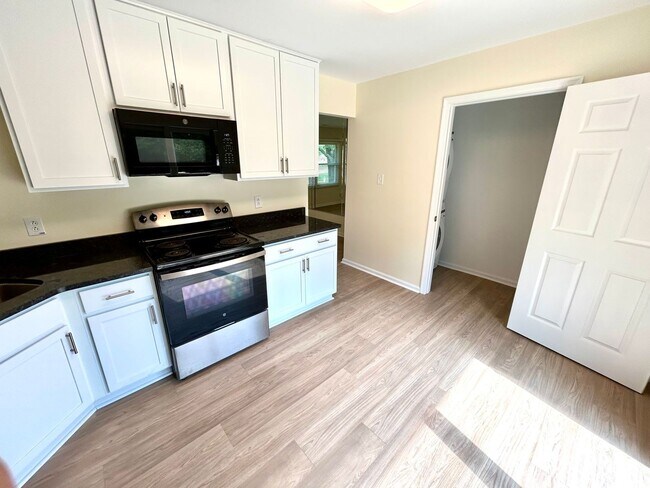 Foto del edificio - 3725 Boyette Ct E