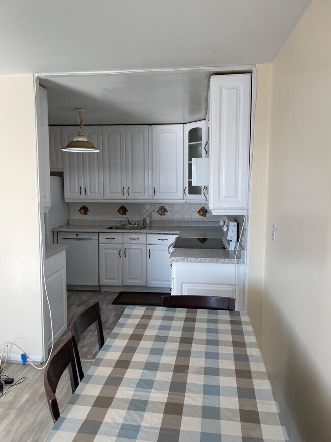 kitchen - 5455 N Sheridan Rd