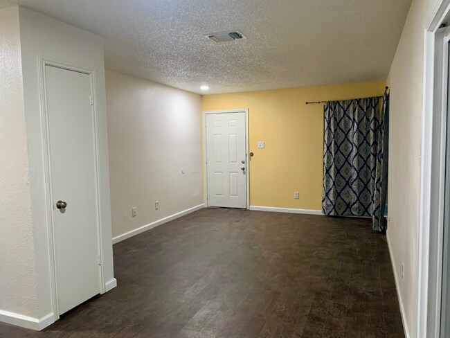Building Photo - 8824 Meadow Trace St