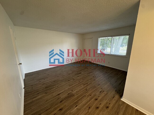 Building Photo - Two Bedroom Duplex | Eastside