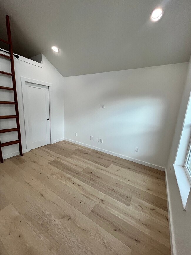 Foto del edificio - 1144 Helena St
