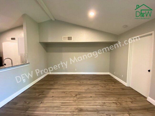 Foto del edificio - Charming Half Duplex with Modern Upgrades ...