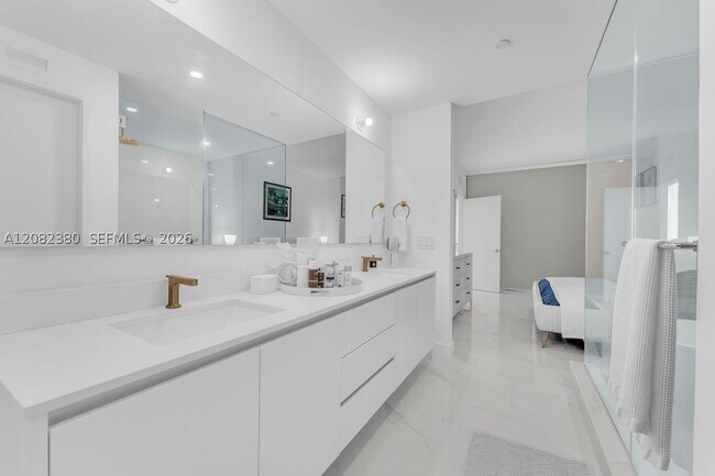 Foto del edificio - 700 NE 24th St