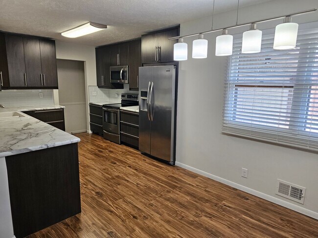 Building Photo - Stunning Ranch 4 bedroom