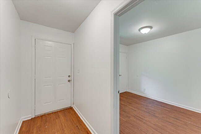 Foto del edificio - Charming Renovated 2-Bedroom Duplex Near D...