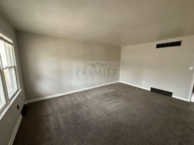 Foto del edificio - 2 Bd / 1 Ba -107 S Arlington Ave, Independence Rent $925- DUPLEX with garage