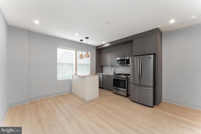Building Photo - 839 Kennedy St NE