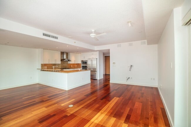 Building Photo - Luxurious and Spacious Condo at The Grande...