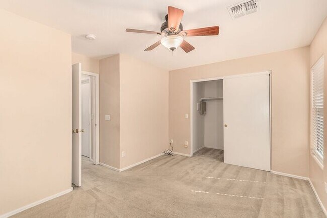 Foto del edificio - Great location for 3 bedroom 2.5 bath home.