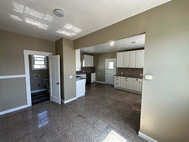 Building Photo - Rare 4BR Upstairs Gem – Light-Filled & Ove...