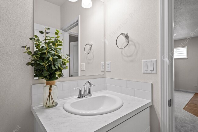 Building Photo - 2023 Hayden 3BR-2BA townhome in Redmond's Dry Canyon Community