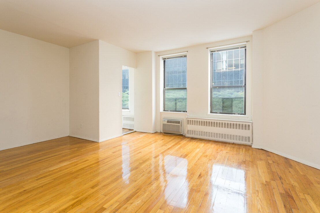 Primary Photo - 118 E 40th St