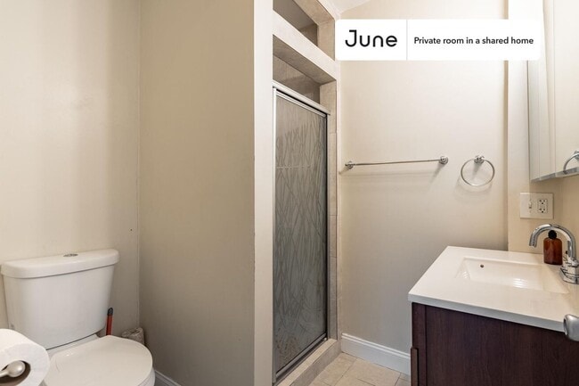 Foto del edificio - Room in Shared 3 bed/1 bath home