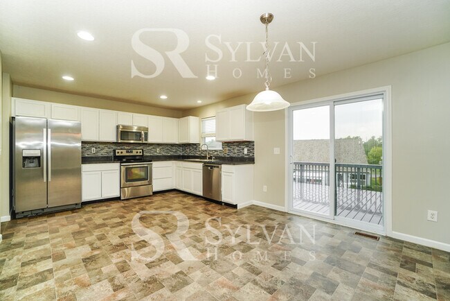 Foto del edificio - 570 Green Forest Pl