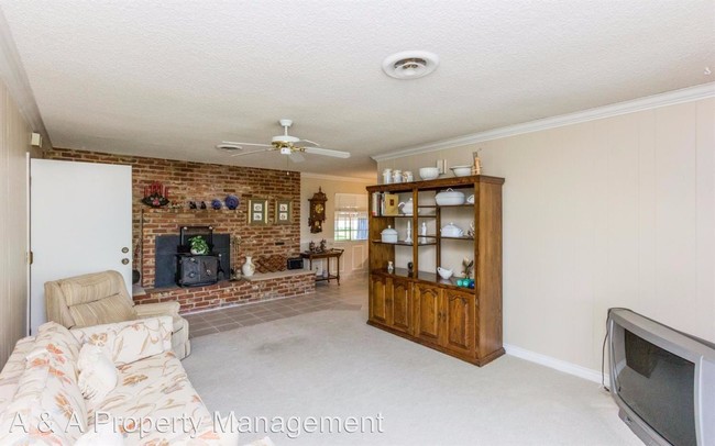 Building Photo - 4 br, 2 bath House - 10735 N. Minnewawa Ave
