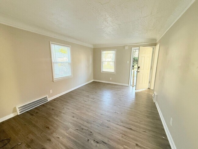 Foto del edificio - This beautifully updated 3-bedroom, 1-bath...