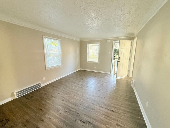 Building Photo - This beautifully updated 3-bedroom, 1-bath single-family home is ready for move-in!