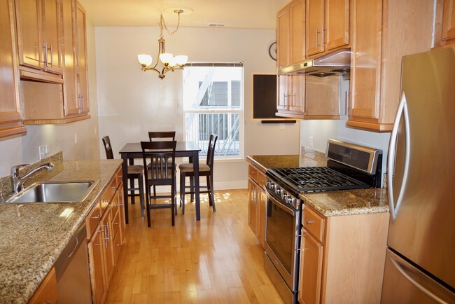 Kitchen with breakfast nook - 2621 Judah Street