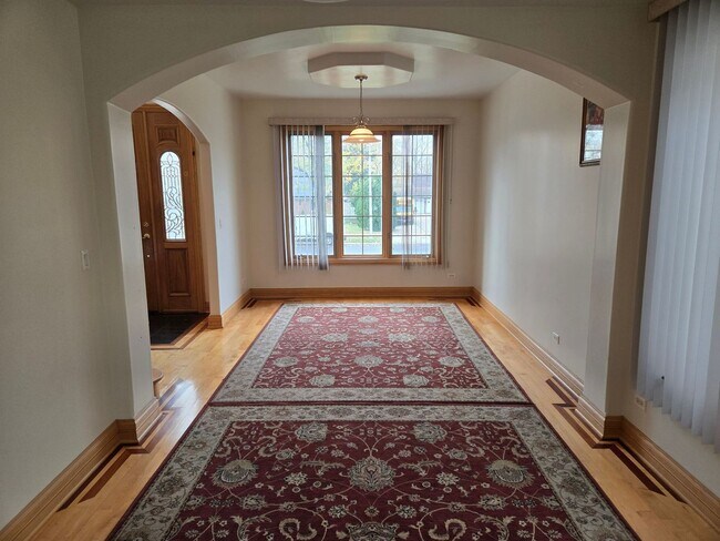 Foto del edificio - Spacious 5 Bedroom 3.5 Bathroom House in B...