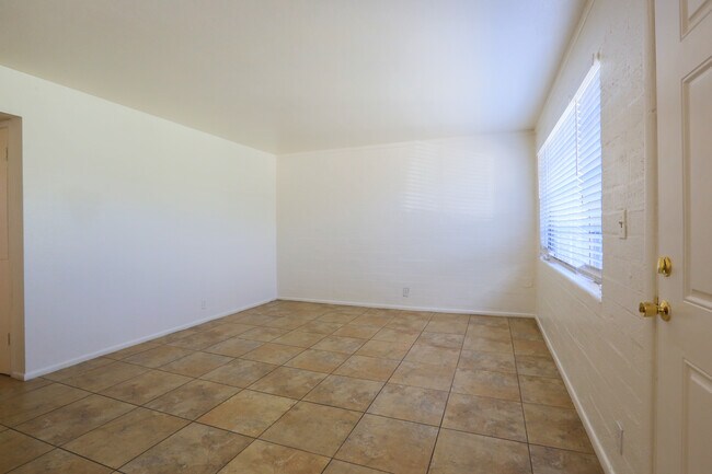 Foto del edificio - 2606 E Glenrosa Ave