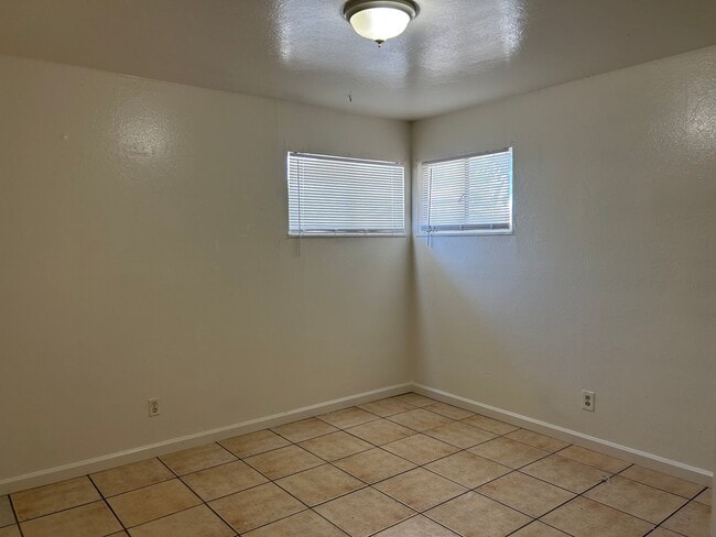 Building Photo - Gardella Duplex-824
