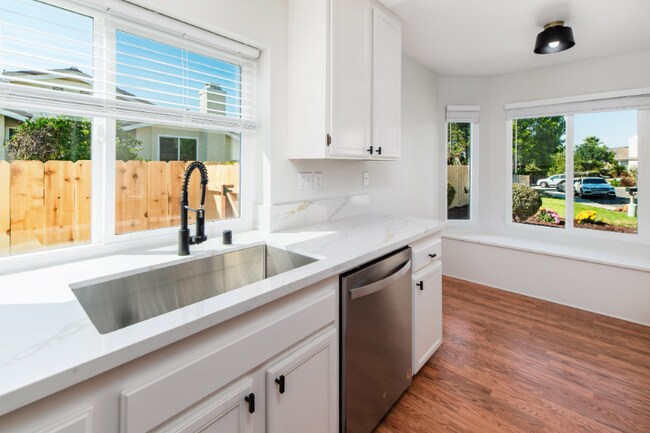 Building Photo - 9525 Cedar Hill Ct