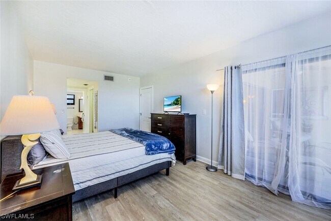 Building Photo - 803 River Point Dr