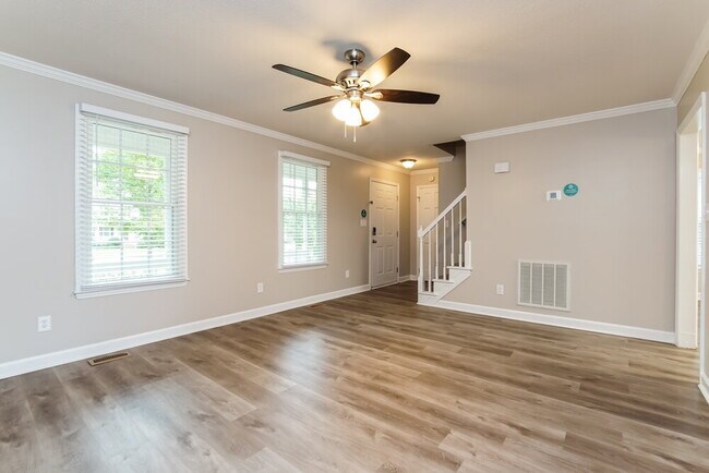 Building Photo - 925 Fairlong Rd