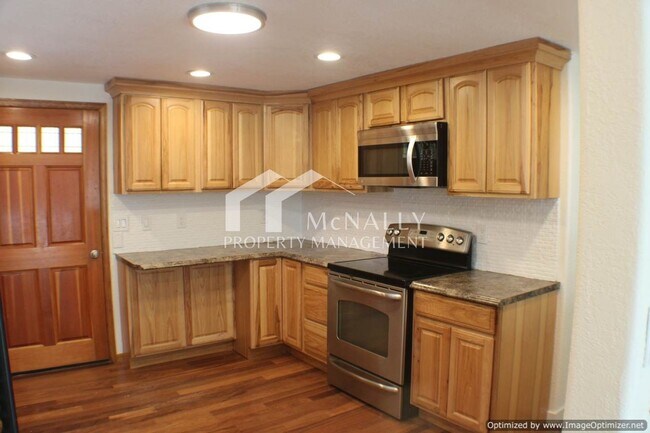 Building Photo - Newly Remodeled 3 bedroom home with Oversi...