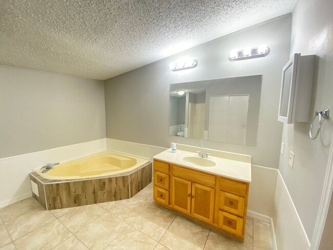 Foto del edificio - Charming 3-Bedroom, 2-Bath Home with Fence...