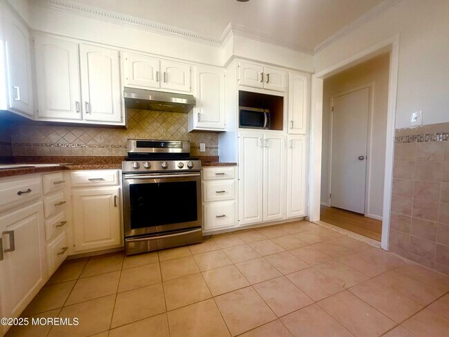 Building Photo - 117 Greymoor Rd