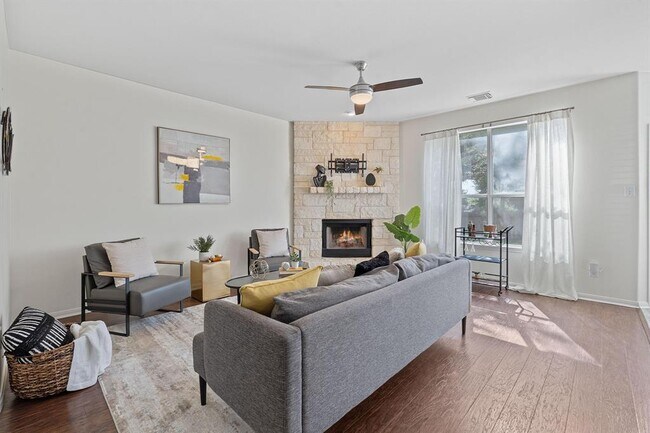 Foto del edificio - 13202 Fawn Valley Dr