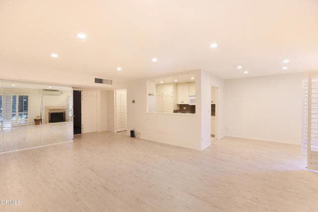 Building Photo - 1127 E Del Mar Blvd