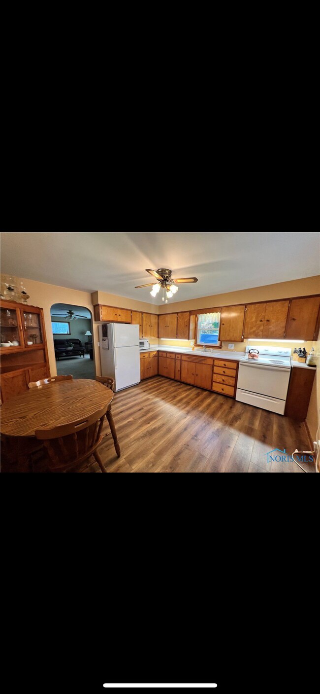 Building Photo - 240 E Perrin Ave