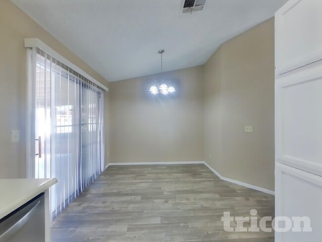 Building Photo - 733 Reagan Dr