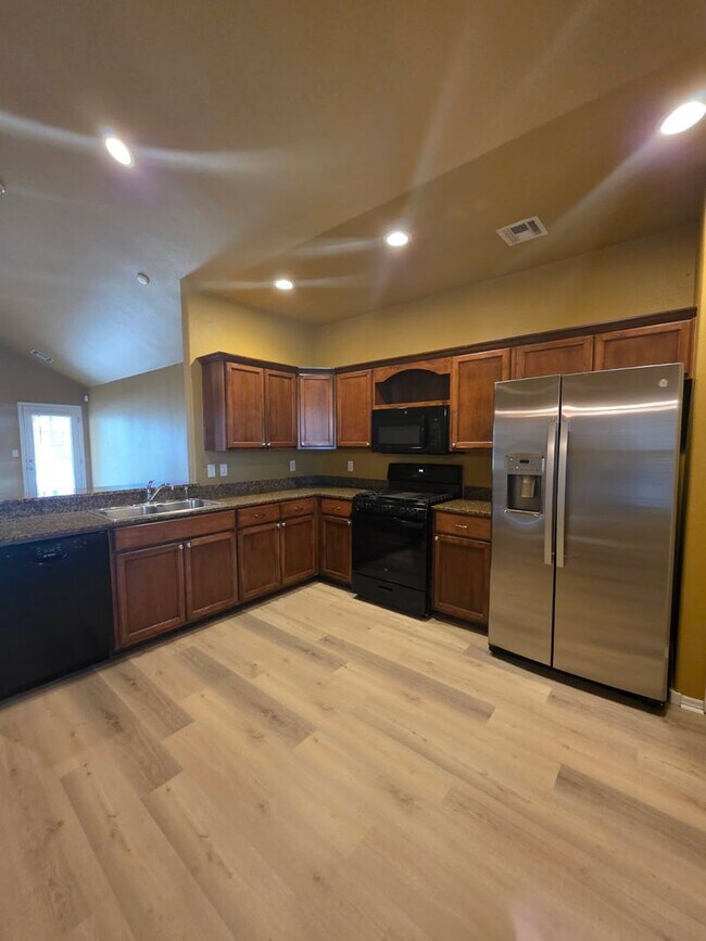 Foto del edificio - Beautiful home offers open floor plan with...