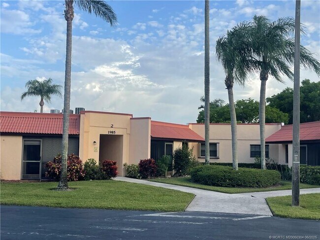 Foto del edificio - 1985 NE Collins Cir