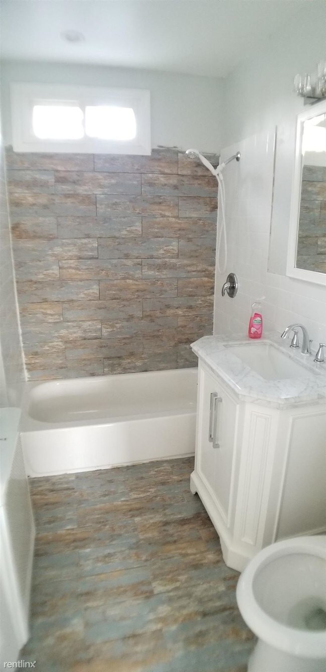 Foto del edificio - 2 br, 1 bath  - 98 N 13th St Apt 3