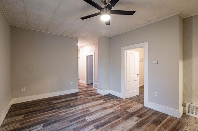 Building Photo - 3 bed/1 bath Close to Emplify Hospital