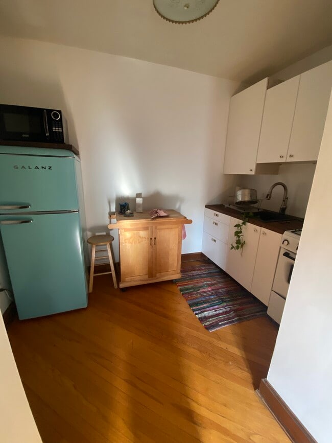 Building Photo - 811 E College St