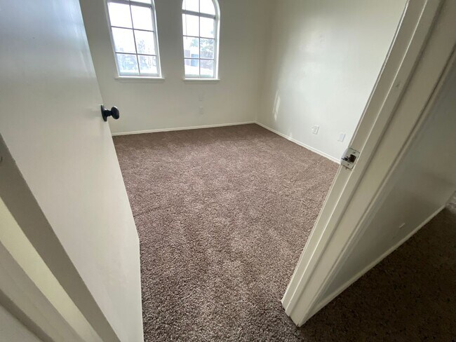 Building Photo - 3 bedroom 2.5 bath