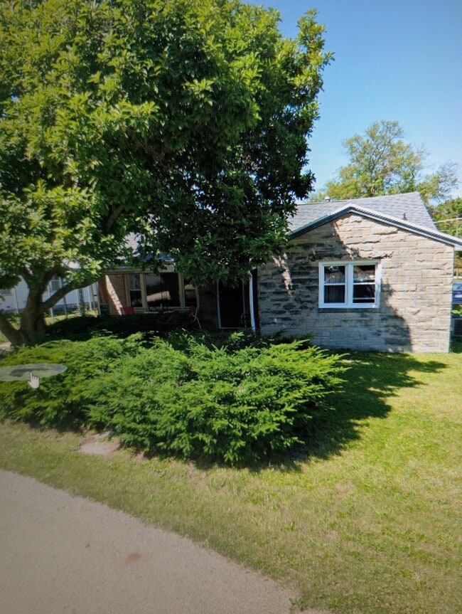 Building Photo - 222 Hanley St